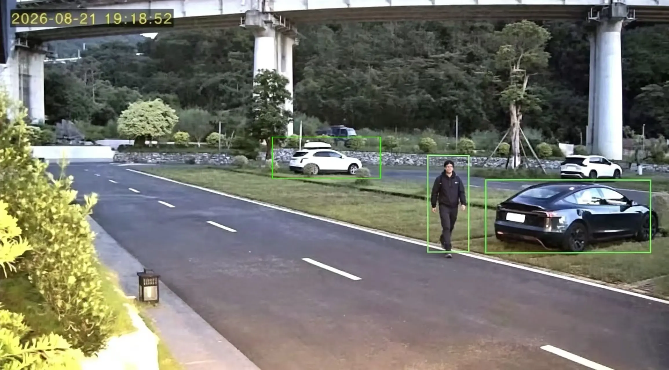 AI Human Tracking + HD Ultra Resolution: